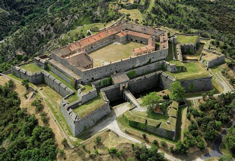 Waroux Castle, Belgium. : r/castles