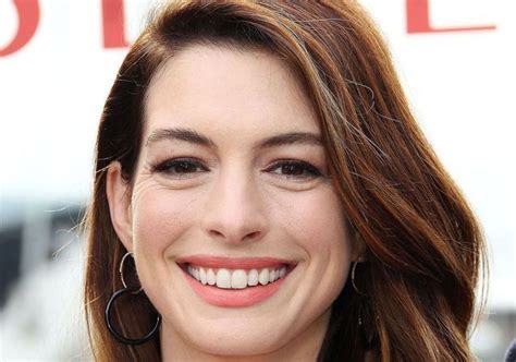 Anne Hathaway confirme le retour de cette coiffure très française Anne