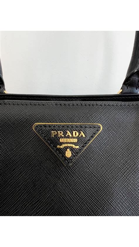 Bilder Av Replica Prada Galleria Triangel Logo Plakett Veske