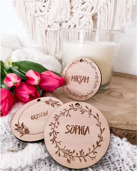 Personalisierter Geschenkanh Nger Aus Holz Motiv Blumen Kranz Mit