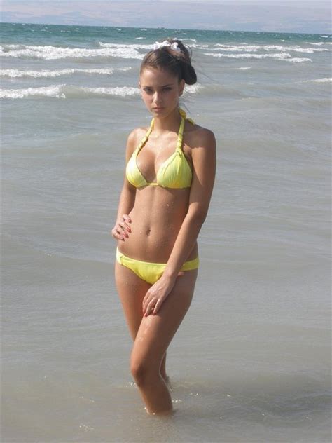 Yellow Bikini Foto Porno