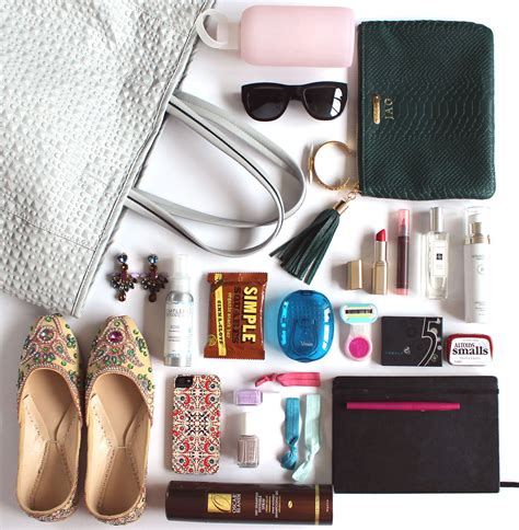 Whats In My Bag Handbag Essentials What In My Bag Inside My Bag