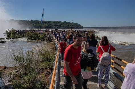 Por El Fin De Semana Largo Las Cataratas Del Iguaz Ampl An Su Horario