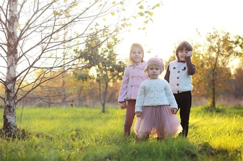 Familia joven en un paseo por el parque de otoño en un día soleado