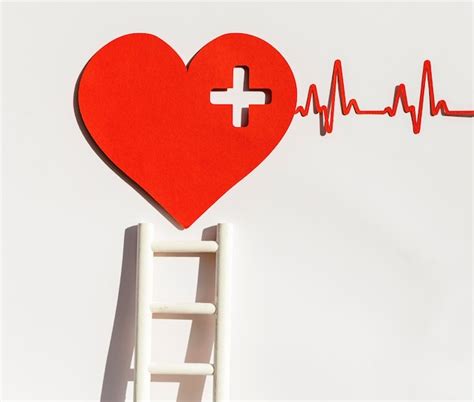 Вид спереди бумажного сердца с сердцебиением и лестницей | Бесплатно Фото