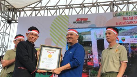 Wali Kota Medan Terima Piagam Penghargaan Rekor Muri Lomba Hias