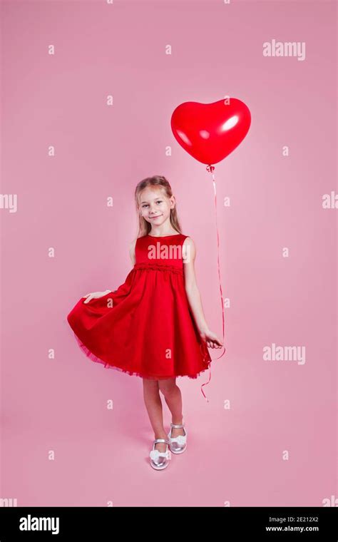 Petite Fille Avec Coeur De Ballon Banque De Photographies Et Dimages à