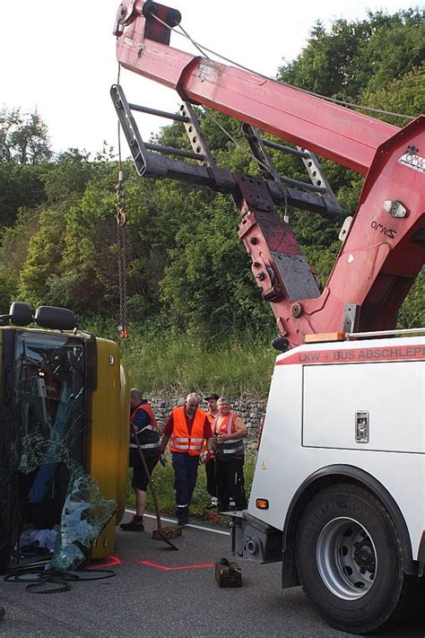 Fotostrecke Blumberg Unfall Lkw Kippt Auf B 314 Um Blumberg