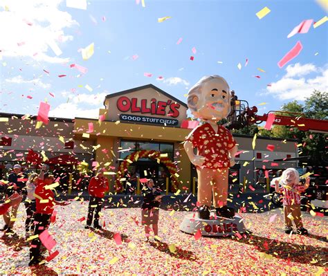 Ollie S Bargain Outlet Breaks Guinness World Record For Largest Bobblehead