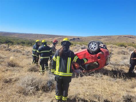 Dos heridos en vuelco sobre la Ruta 237 durante el éxodo de Semana