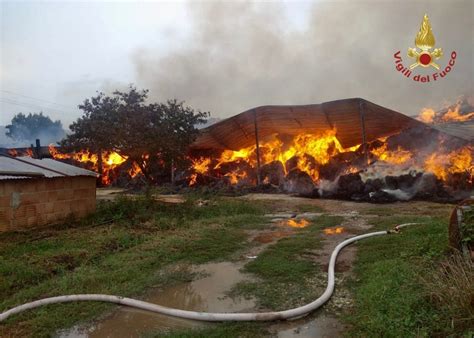 Maltempo A Rende Fulmine Colpisce Un Fienile Causando Un Incendio