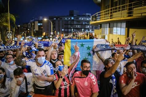 Derbi Canario La Ud Las Palmas Es Recibida Por Los Aficionados Del Cd