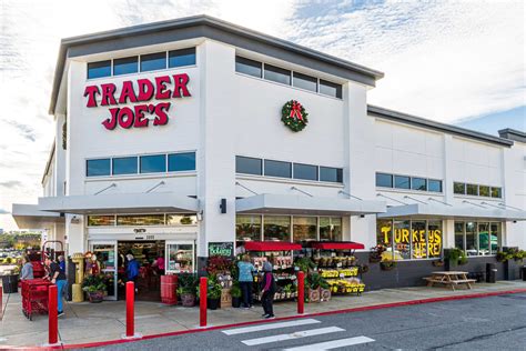 Trader Joes Is Now Selling Its Famous Insulated Bag In A Stunning