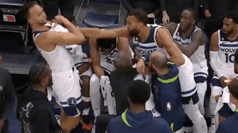 Esc Ndalo En La Nba Rudy Gobert Le Peg A Un Compa Ero Y Todo Qued