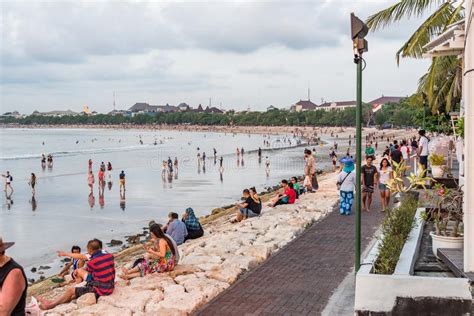 Los Locals Y Los Turistas Recolectan En La Playa Para Disfrutar Y Para