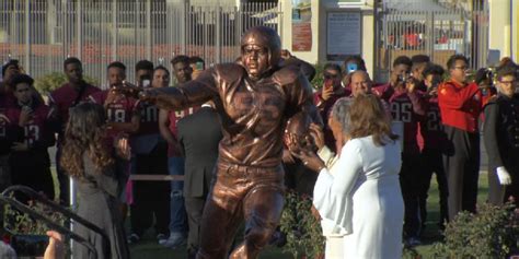 Take in the glory of the new Jackie Robinson statue at Rose Bowl ...