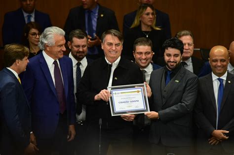 Jair Bolsonaro recebe diploma de cidadão goiano Mais Goiás