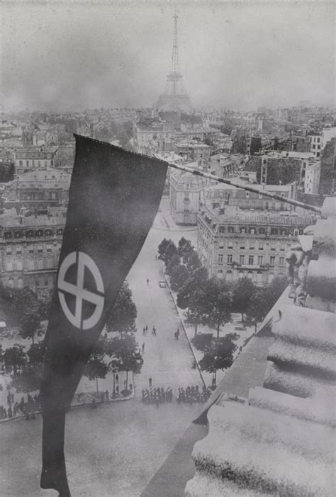 A Burgundian flag in West-Paris, shortly after the invasion. 1963 : r ...