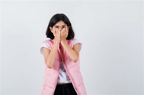 Portrait D une Petite Fille En T shirt Blanc Et Gilet Matelassé