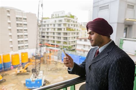 Retrato De Joven Apuesto Empresario Sij Indio Con Turbante Mientras