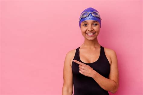 Mujer De Raza Mixta Joven Nadador Aislada Sobre Fondo Rosa Sonriendo Y