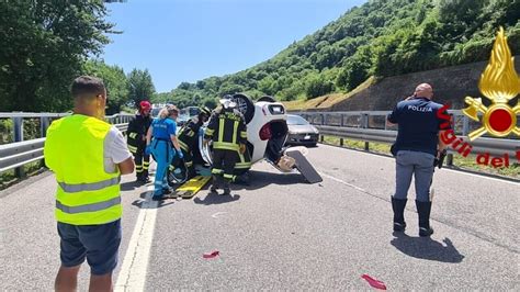 Scontro Tra Due Auto Una Si Ribalta Due Uomini Feriti Sull Autostrada