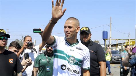 Slimani rescinde o Coritiba e já tem destino certo