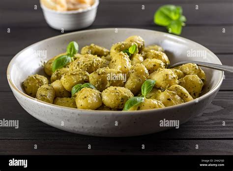 Sauce Pesto Aux Pommes De Terre Banque De Photographies Et Dimages