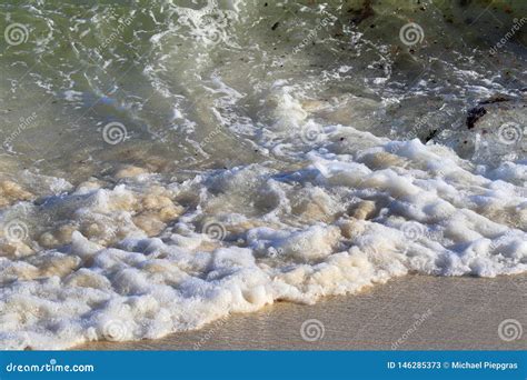 Olas Oce Nicas Hermosas De La Turquesa Que Salpican En Las Playas