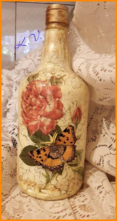 Esta botella la decoré con la técnica de falso craquelado y decoupage