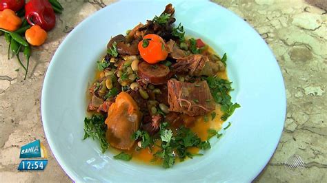 Panela de Bairro ensina receita de feijoada verde Culinária G1