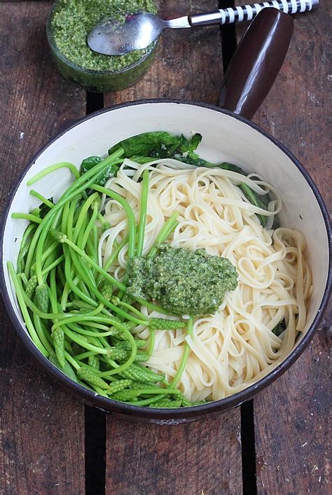 Pâte aux épinards, asperges sauvages et pesto de roquette