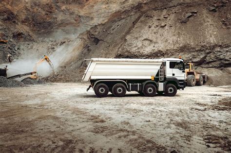 Caminhões basculantes industriais que trabalham no canteiro de obras de