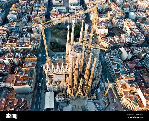 Catedral de la Sagrada Familia por Antoni Gaudí vista aérea Barcelona