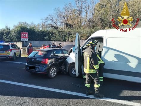 Roma Incidente Sul Raccordo Tra Sei Veicoli Morto Un Uomo Di Anni