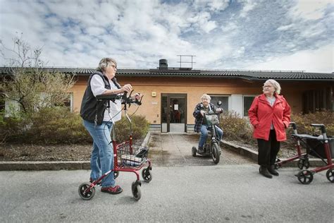 Sex Av Tio Ldre I V Sterort Nekas Plats P Ldreboende Mitt I