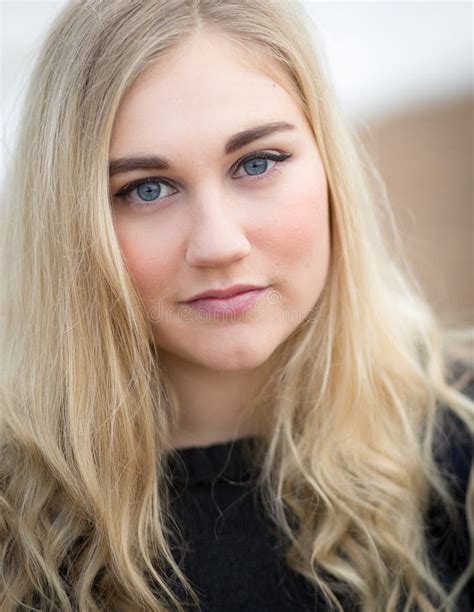 Jeune Fille Blonde Adolescente Pensant Sur La Plage Photo Stock Image