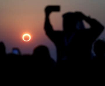 Eclipse solar anel de fogo é visto em partes da Ásia África e