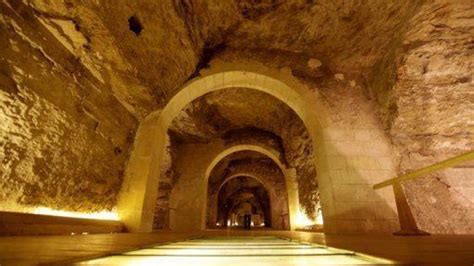 Tunnels Underneath the Egyptian Pyramids - Lightnet