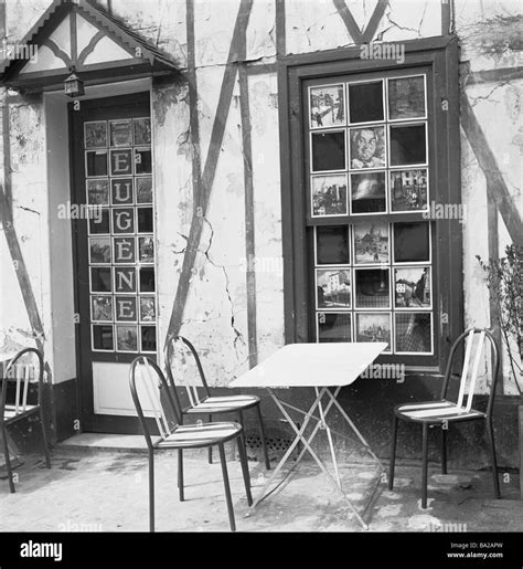 Paris Cafe 1950s Hi Res Stock Photography And Images Alamy