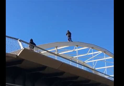 Un Noi S Enfila A Les Arcades D Un Pont Del Centre De Tortosa