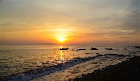 Duduk Di Pantai Melihat Ombak Nikmati Sunset Newstempo