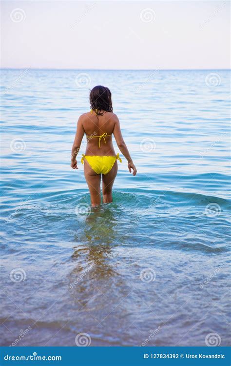 Frau Im Gelben Bikini am Strand Stockfoto Bild von baumuster ägäisch