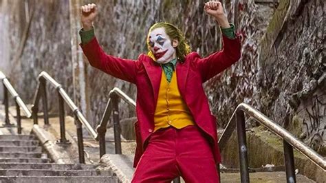 Joaquin Phoenix Baila Bajo La Lluvia En Una Nueva Imagen De Joker