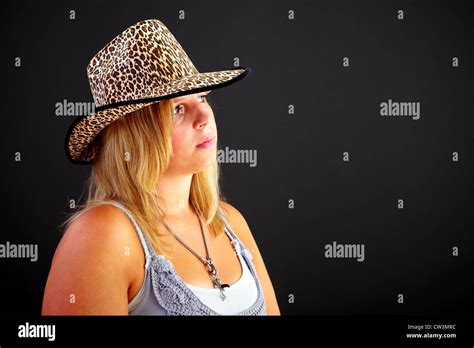 Junge Blonde Frau Mit Hut Auf Schwarzem Hintergrund Studio Gedreht Adobe RGB Stockfotografie