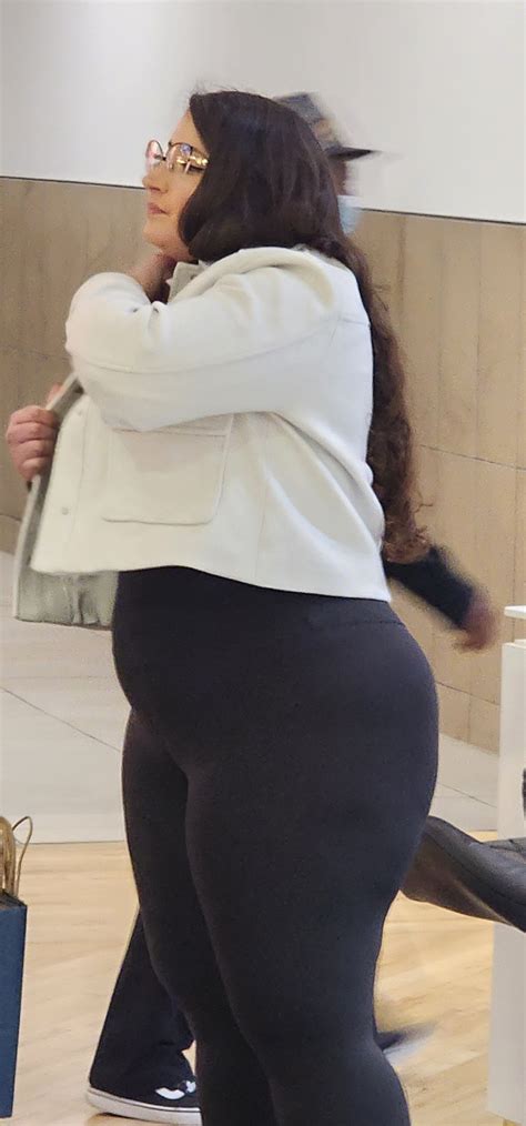 BBW Foreign Chick With PHAT ASS Spandex Leggings Yoga Pants Forum