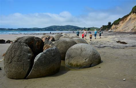 10 Amazing Moeraki Boulders Images - Fontica Blog