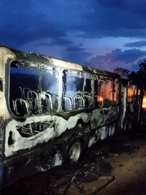 Ônibus escolar pega fogo na linha 630