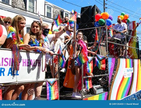 Gente Celebrando El Orgullo Gay En Una Carroza Durante Un Desfile Foto De Archivo Editorial
