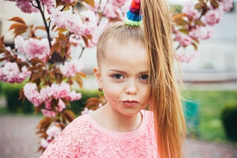 Jeune Fille Blonde Debout Dans Un Jardin Fleuri Cerise En Fleurs Portrait D Une Belle Petite
